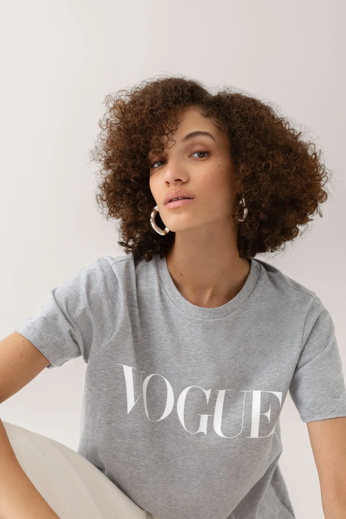 T-Shirt VOGUE Retro Sports grigia con logo stampato bianco-