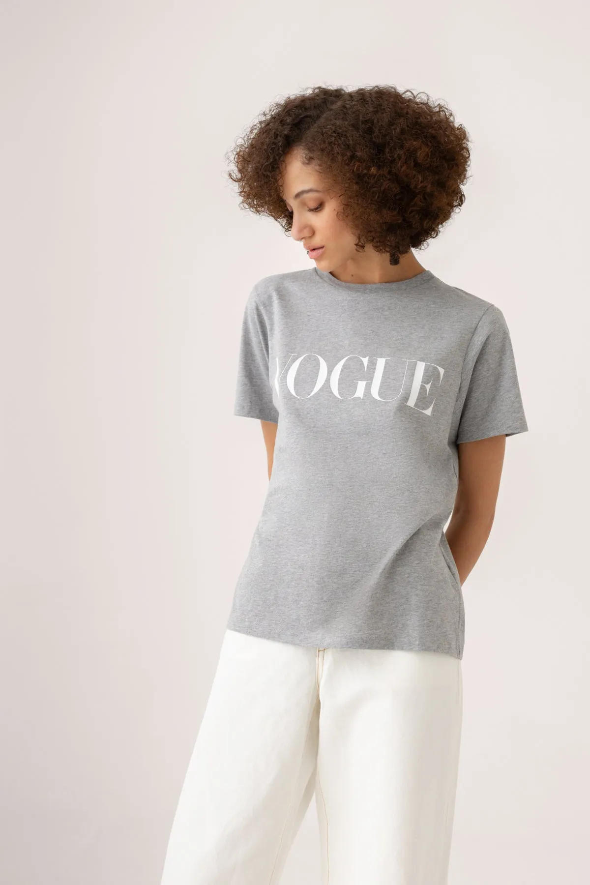 T-Shirt VOGUE Retro Sports grigia con logo stampato bianco-