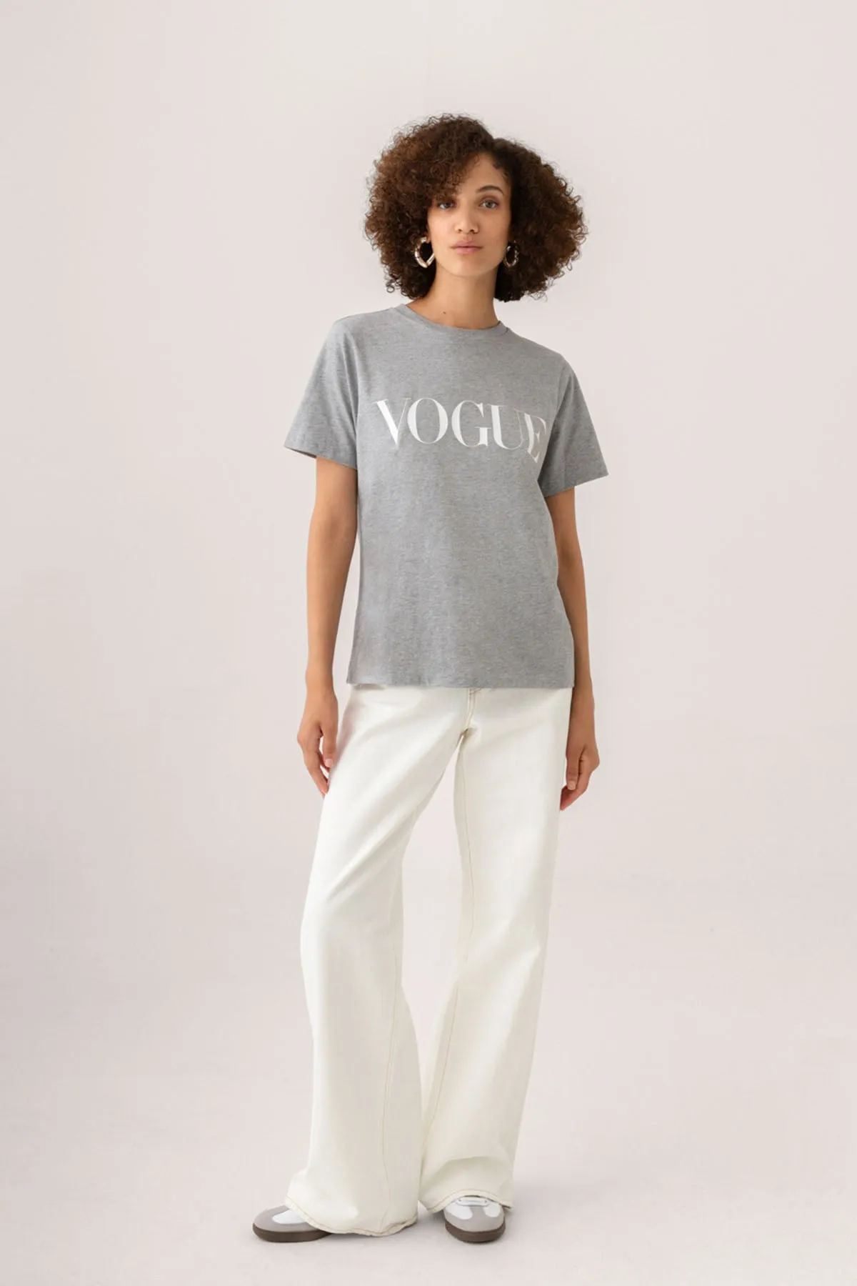 T-Shirt VOGUE Retro Sports grigia con logo stampato bianco-